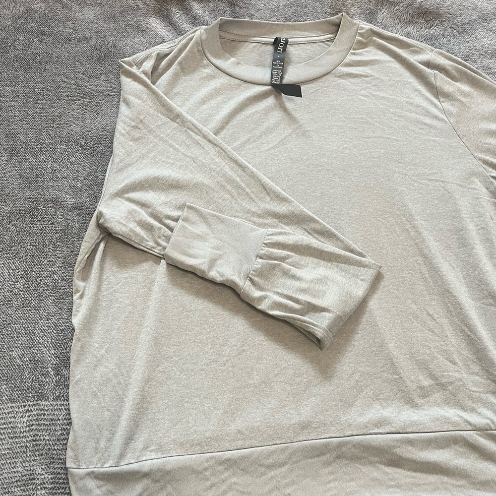 Vuori women’s  Light Tan Long Sleeve Shirt